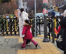 아이들이 뭘 보고 배울까…한남동 초교 앞 욕설·싸움 '가득' [르포]