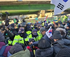 "잡아가지 말라" 尹 지지자들 오열…탄핵 촉구 시위대는 환호[르포]