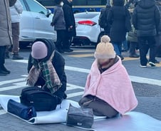 "윤 대통령 체포, 치욕의 날" vs 춤추며 "만세"…한남동 극과극 반응[르포]