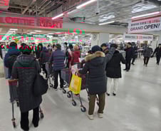 '반값 딸기' 매대 '오픈런'..6년여만에 오픈 롯데마트 신규점 가보니[르포]