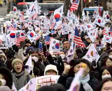 尹 지지자들 오열·분신까지…정신건강 전문의, 우려 섞인 경고