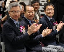 함께 떡도 썰었는데…복지부 불참, 정치인은 바글바글 '의료계 신년회'