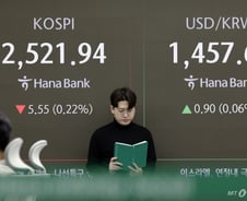 트럼프 취임 전 한국주식 팔았다…"미 수주 기대" 주가 뛴 종목도