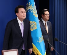 정진석 대통령비서실장, 尹 구속에 "결국 국민이 판단할 것"