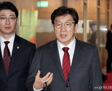 [속보]권성동 "이재명 구속영장 기각, 현직 대통령은 발부…사법부 공정성 땅에 떨어져"