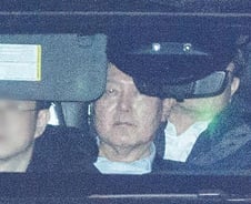 탄핵된 尹 구속에 '법원 난입' 사태까지…사실상 '조기대선' 국면 진입