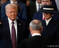 트럼프, 취임 첫날 관세명령 '보류'…예상밖 속도조절, 속내는?