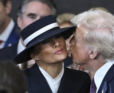 "멜라니아 일부러 피했나"…트럼프, 모자에 가로막혀 '허공 키스'