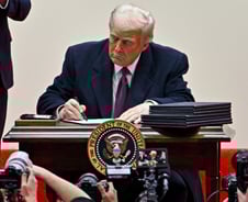 행정명령 무더기 서명한 트럼프…'서명한 펜'은 지지자에 던져줬다