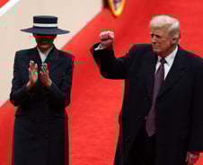 5시간 대기행렬, 무반주 축가, 허공 키스…트럼프 '황제 즉위식'