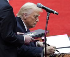 "전세계 보건에 재앙될 것"…트럼프, WHO 탈퇴 행정명령 서명