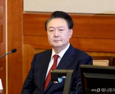 현직 대통령 첫 탄핵심판 출석 '尹'…설연휴 민심 뒤집기 노린다
