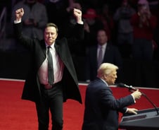 트럼프 취임 첫날 테슬라 주가 2% 뚝…엔비디아, 애플 제치고 '시총 1위'