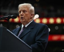 트럼프 "중국에 관세 10% 부과 논의 중"