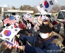 강제구인 3회 시도, 편지·접견 금지…朴과 다른 尹 압박 수사 '설왕설래'