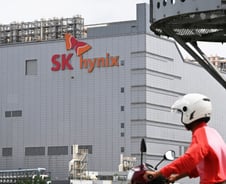 "미장 쭉쭉 오르던데"…SK하이닉스 주가 뚝, '역대급 실적' 무색
