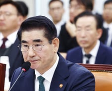 윤 대통령 탄핵심판 증인 출석한 김용현 전 장관, 국회 측 신문 거부