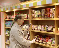 "유튜브로만 봤는데" 뚜껑 접고 '후루룩'…외국인들 농심 '원픽'은?[르포]