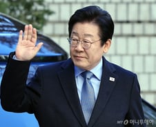 '양자 대결' 이재명 37%·김문수 29%…정권 재창출 45%·교체 44%