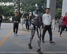 "옷 입으면 그냥 사람, 소름"…길거리 걷는 '키 170㎝ 로봇' 깜짝[영상]