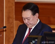 구속 수감된 尹, 옥중 편지로 새해 인사…"설 다가오니 국민 생각나"