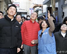 尹 탄핵 정국에도 與 지지율, 민주당과 초접전…박근혜 때와 뭐가 다른가