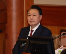 "수사하게 해달라" 검찰, 尹 구속 연장 재신청…불허시 내일 기소 가능성