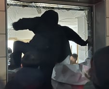 정치 얘기하다 '욱', 물건도 부숴…고삐 풀린 분노, '이곳' 문제일 수도