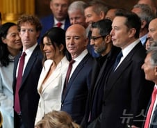 저커버그 "93조 투자"…팩트체킹 삭제 이어 잇단 '親트럼프 행보'