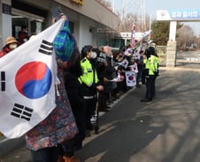 與 '탄핵반대' 당협위원장들, 尹에 새해 인사…"끝까지 함께할 것"