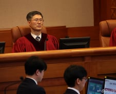 與, '이재명과 친분' 문형배 때리기 "공정성 의문, 尹탄핵사건 손 떼야"