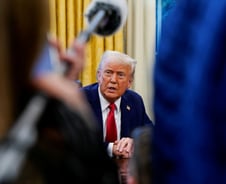 트럼프 "멕시코 25% 관세, 한달 유예…美 국경에 군 1만명 투입"