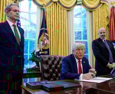 트럼프, 美국부펀드 설립 명령 서명…"틱톡 매입에 사용될 수도"