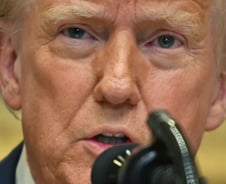 "트럼프, EU산 모든 제품에 10% 관세 부과 검토"