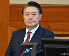 김용현 때와 달리 조용했던 윤 대통령…이진우 증인 신문 내내 눈 감아