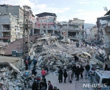 차가운 콘크리트 밑에서 5.6만명 숨져…새벽 뒤흔든 최악의 참사[뉴스속오늘]