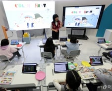 [단독] 'AI 교과서' 코앞…이달 전국 학교 30% 초고속인터넷 깐다