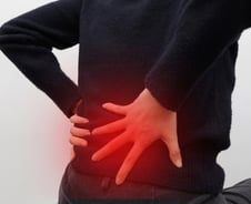 허리 통증에 '끙끙' 밤잠까지 설친다면…"당장 검사 받아야" 충격적 이유