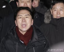 與 김기현 "헌재, 재판 가장한 정치쇼…가담한 재판관 중형 면치 못해"