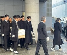 [르포]故 송대관 눈물로 보내는 날…"쨍하고 해뜰날"이 울려 퍼졌다