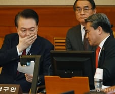 윤 대통령 측 "헌법재판소, 형사소송법상 엄격한 증거법칙 훼손"