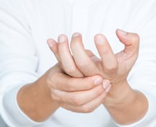 한파에 생긴 수족냉증인 줄 알았는데…손발 저림 '이 병'의 경고?