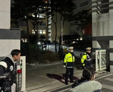 [단독]교사 흉기에 찔려 사망한 8세 여아 "부검 예정"…학교 긴급 휴교