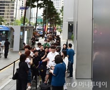 [IT썰]아이폰SE4가 아니라 아이폰16E?…좋아도 너무 좋아