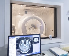 "MRI 찍을까 말까" 더 깊어진 걱정…조영제 단 한번 써도 파킨슨병 위험 쑥