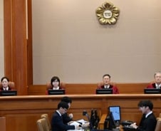 윤대통령 "탄핵심판 증언과 조서 내용, 거리 벌어져…잘 살펴 달라"