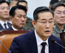 신원식 "대통령이 작년 3월 '비상한 조치' 얘기…계엄 생각 못했다"