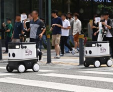 [IT썰]우버, 자율주행 로봇배달 시작…"미슐랭을 로봇으로 배달"