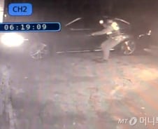 [단독]무단침입 차량, 경찰 매달고 도망갔는데…"사건 종결", 왜?[영상]