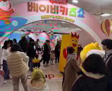 "여보, 아이 쓸 건데 보고 사자" 부모들 우르르…1만명 몰린 쿠팡 팝업[르포]
